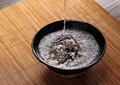 散白酒廠家釀酒用的什么水？加盟散白酒需要多少錢？